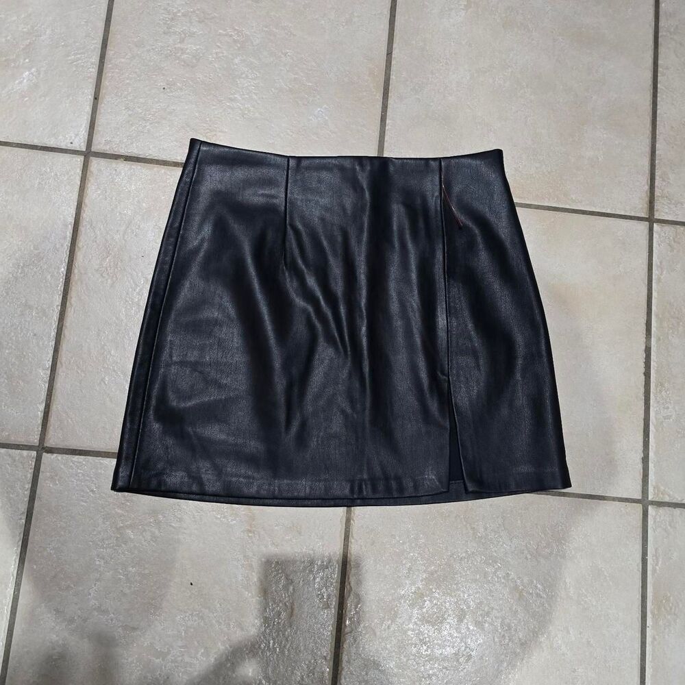 Forever 21 Women's Faux Leather Black Skirt size M